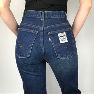 Vintage white patch Levi’s mom jeans